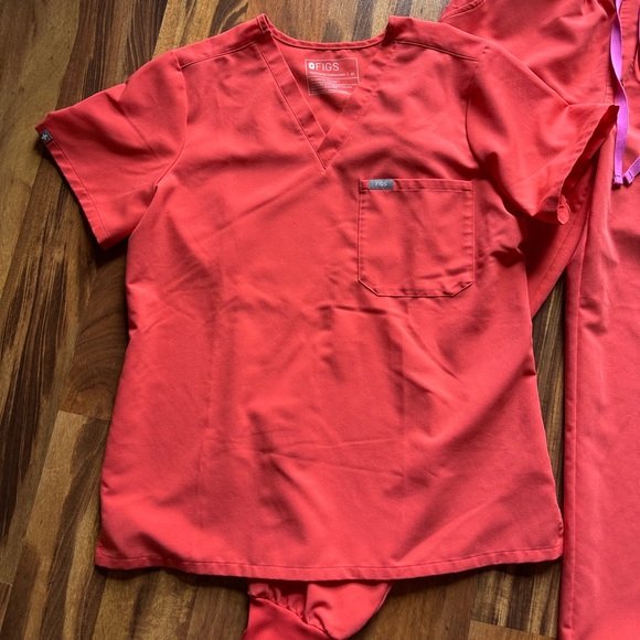 Figs Womens Scrub Set in Fireside - Picture 2 of 8